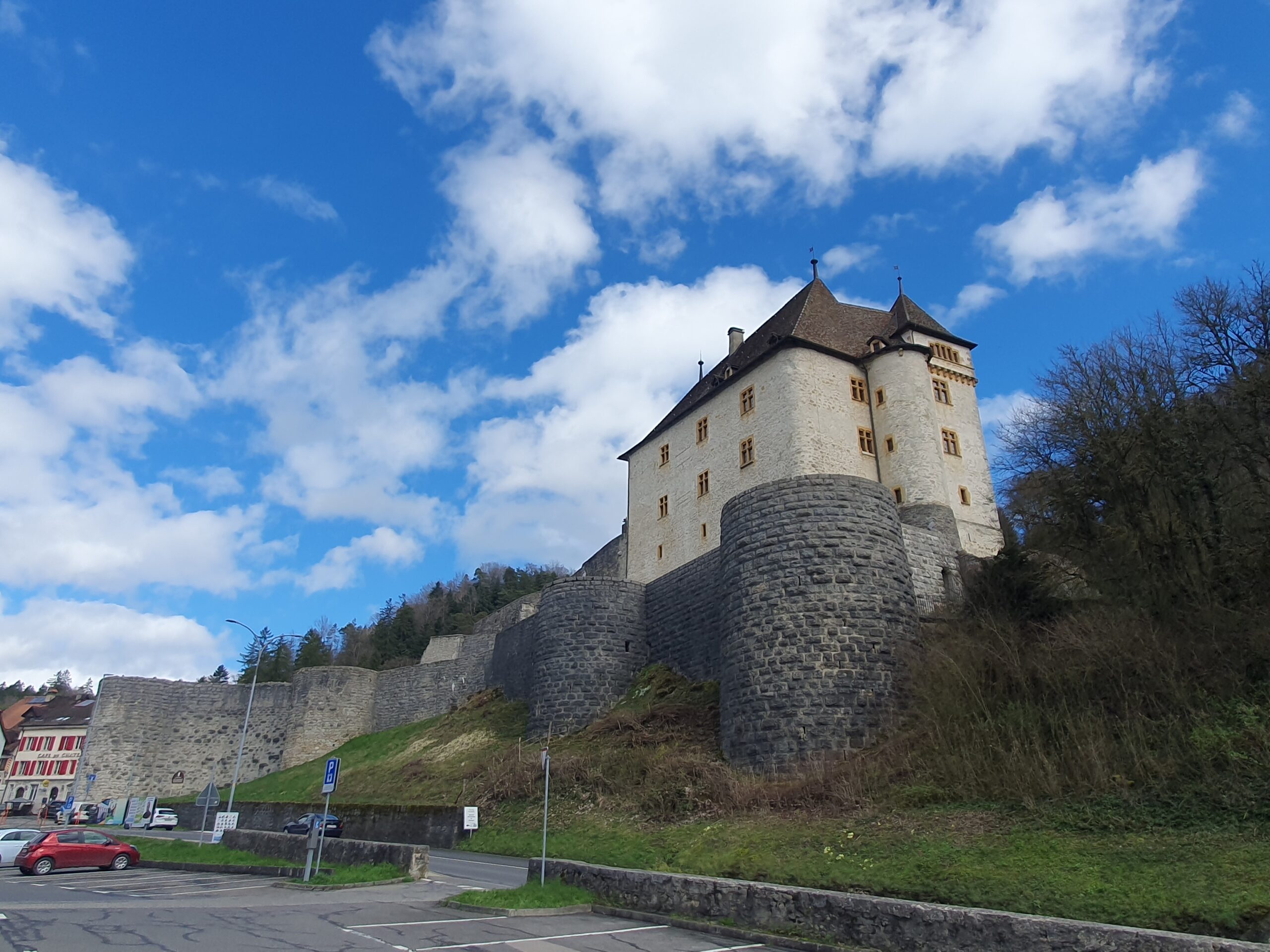 chateau de valangin vue depuis le parking du chateau