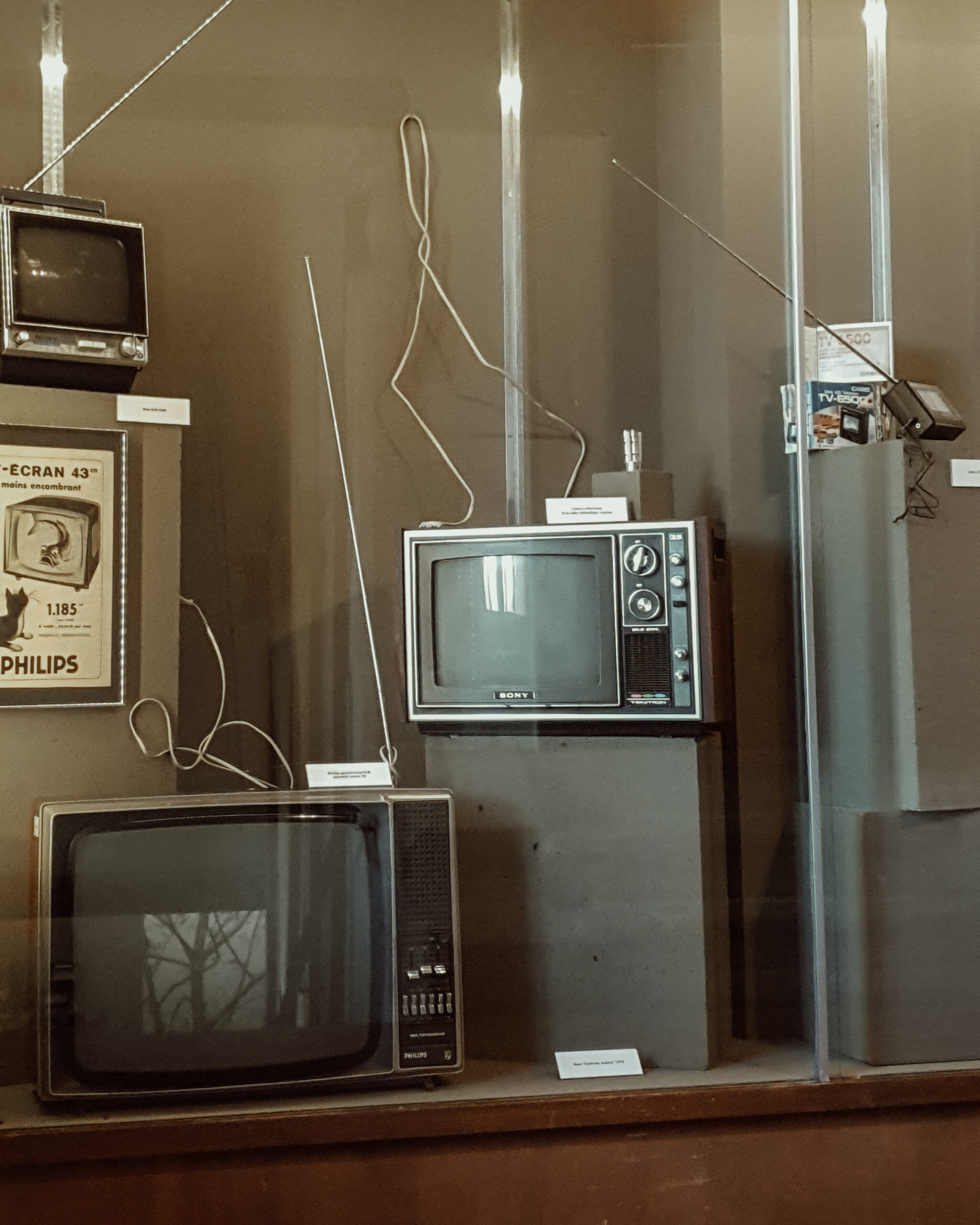 téléviseurs portables dans la vitrine du collectionneur